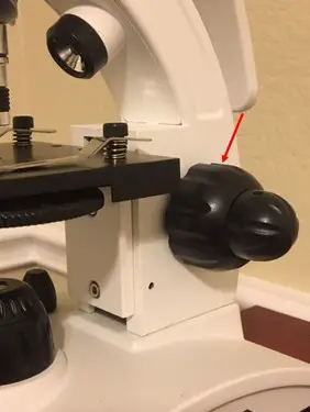 Microscope coarse adjustment knob location