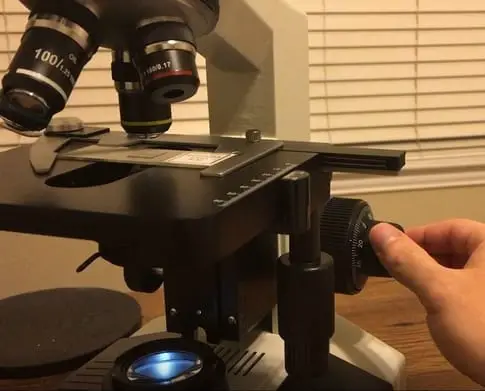 Microscope fine adjustment knob